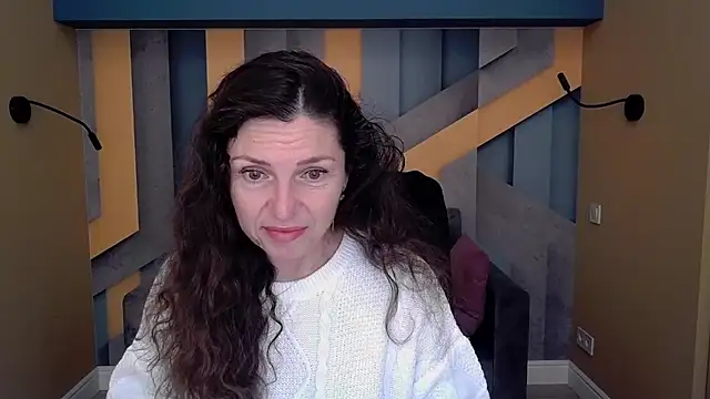 Snapshot of EllaLong chatting on 11-06-25, 12:28 EllaLong online show from 11-06-25, 12:28