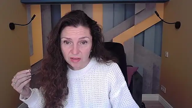 Snapshot of EllaLong chatting on 11-10-25, 12:48 EllaLong online show from 11-10-25, 12:48