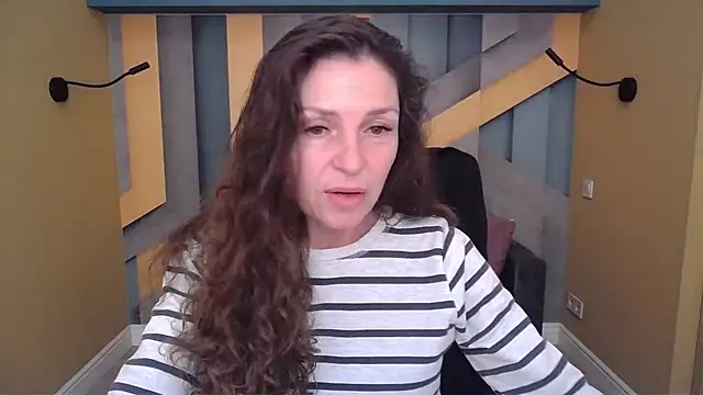 Snapshot of EllaLong chatting on 11-18-25, 01:04 EllaLong online show from 11-18-25, 01:04