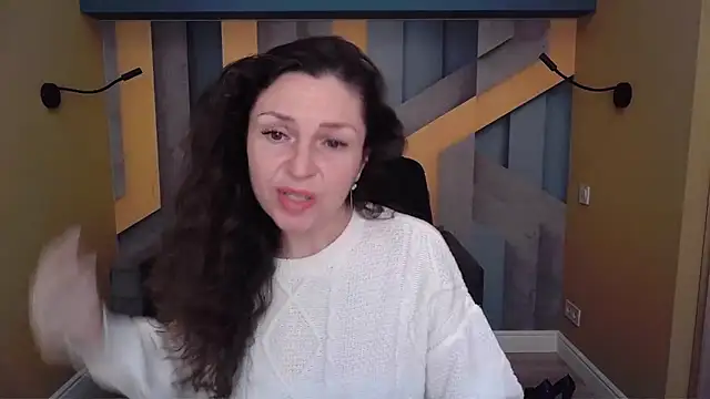 Snapshot of EllaLong chatting on 11-23-25, 12:27 EllaLong online show from 11-23-25, 12:27