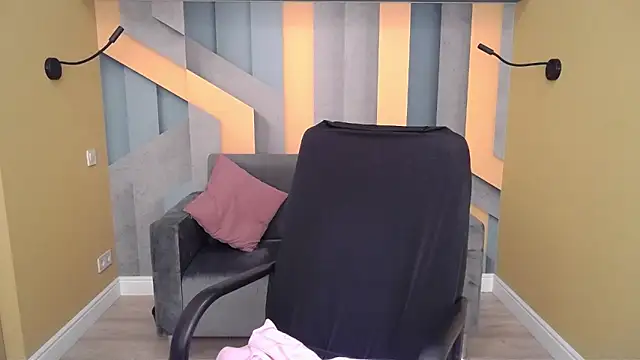 Snapshot of EllaLong chatting on 11-28-25, 12:30 EllaLong online show from 11-28-25, 12:30