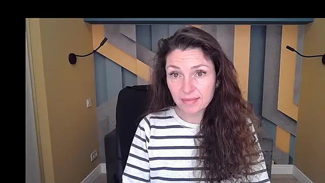 Snapshot of EllaLong chatting on 12-05-25, 12:36 EllaLong online show from 12-05-25, 12:36