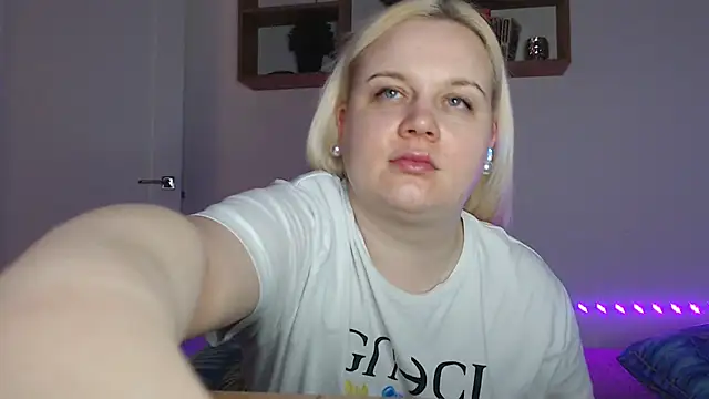 Snapshot of Karolina_love_ chatting on 02-17-26, 01:02 Karolina love online show from 02-17-26, 01:02