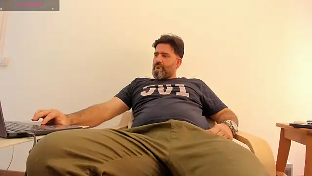 Snapshot of Maxi_TheBigDaddy chatting on 01-26-25, 12:33 Maxi TheBigDaddy online show from 01-26-25, 12:33