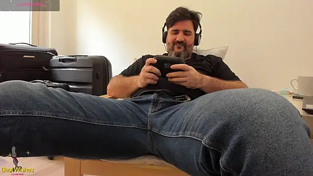 Snapshot of Maxi_TheBigDaddy chatting on 01-28-25, 01:59 Maxi TheBigDaddy online show from 01-28-25, 01:59