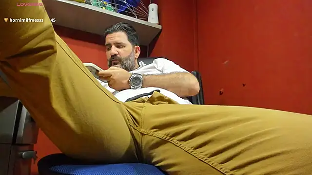 Snapshot of Maxi_TheBigDaddy chatting on 02-25-25, 06:31 Maxi TheBigDaddy online show from 02-25-25, 06:31