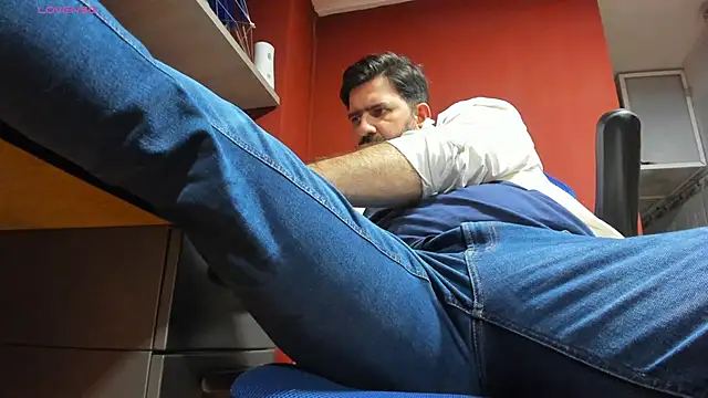 Snapshot of Maxi_TheBigDaddy chatting on 03-04-25, 05:13 Maxi TheBigDaddy online show from 03-04-25, 05:13