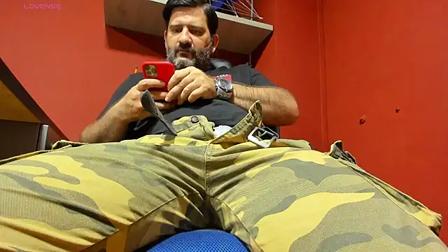 Snapshot of Maxi_TheBigDaddy chatting on 03-15-25, 03:06 Maxi TheBigDaddy online show from 03-15-25, 03:06