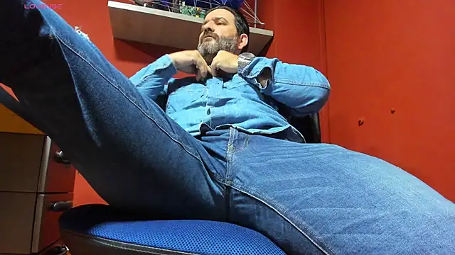 Snapshot of Maxi_TheBigDaddy chatting on 03-17-25, 12:25 Maxi TheBigDaddy online show from 03-17-25, 12:25