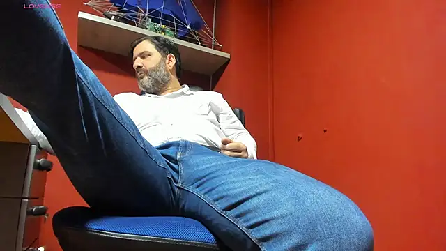 Snapshot of Maxi_TheBigDaddy chatting on 03-21-25, 01:01 Maxi TheBigDaddy online show from 03-21-25, 01:01