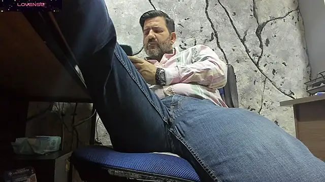 Snapshot of Maxi_TheBigDaddy chatting on 09-11-25, 12:05 Maxi TheBigDaddy online show from 09-11-25, 12:05