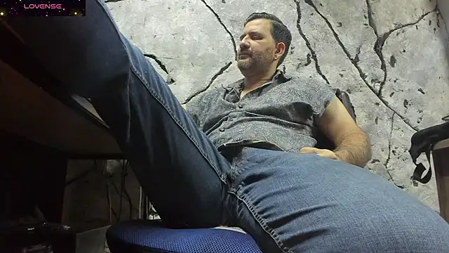 Snapshot of Maxi_TheBigDaddy chatting on 09-13-25, 03:56 Maxi TheBigDaddy online show from 09-13-25, 03:56