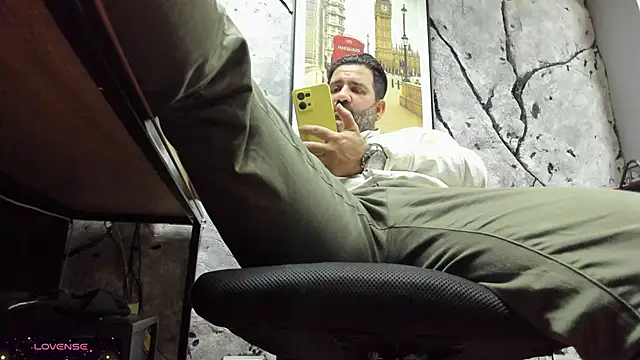 Snapshot of Maxi_TheBigDaddy chatting on 11-06-25, 04:30 Maxi TheBigDaddy online show from 11-06-25, 04:30