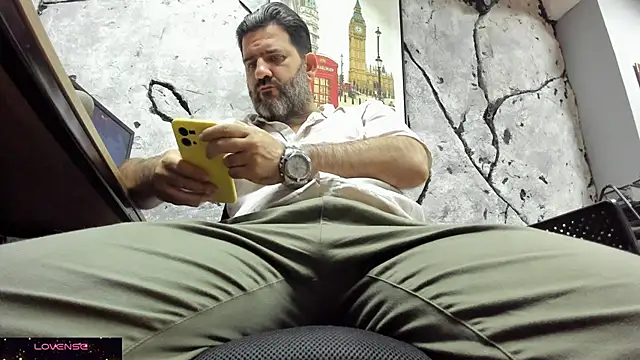 Snapshot of Maxi_TheBigDaddy chatting on 11-07-25, 11:43 Maxi TheBigDaddy online show from 11-07-25, 11:43