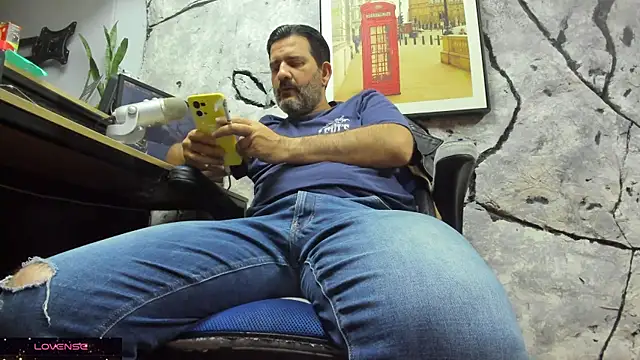 Snapshot of Maxi_TheBigDaddy chatting on 11-25-25, 05:02 Maxi TheBigDaddy online show from 11-25-25, 05:02