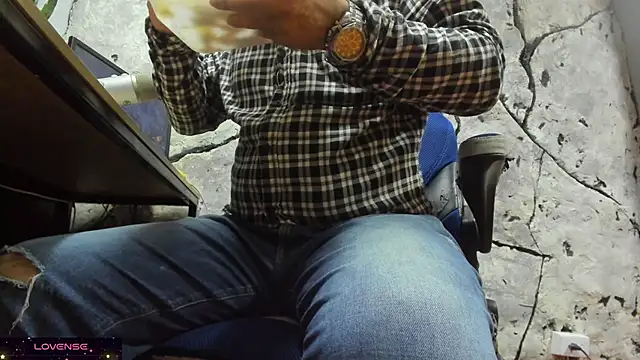 Snapshot of Maxi_TheBigDaddy chatting on 11-27-25, 05:15 Maxi TheBigDaddy online show from 11-27-25, 05:15