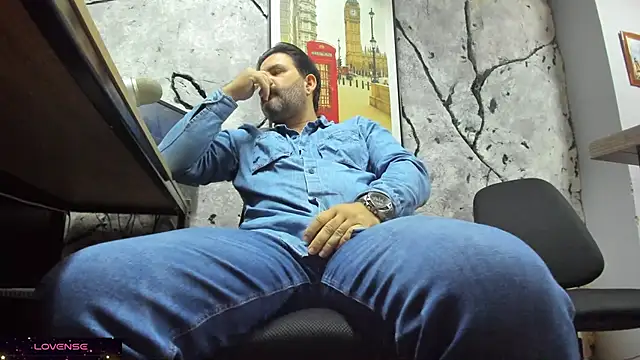 Snapshot of Maxi_TheBigDaddy chatting on 12-16-25, 03:39 Maxi TheBigDaddy online show from 12-16-25, 03:39