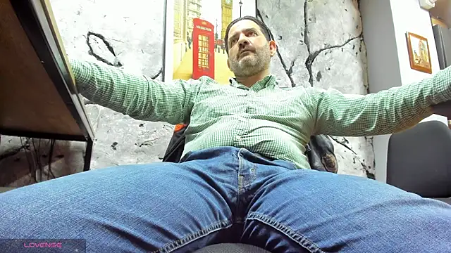 Snapshot of Maxi_TheBigDaddy chatting on 01-17-26, 04:00 Maxi TheBigDaddy online show from 01-17-26, 04:00