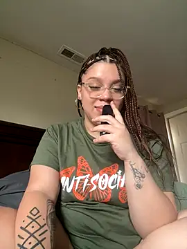 QueenNuttCollector online show from 11-19-25, 05:24