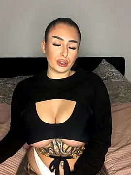 Snapshot of Mia-Bremer chatting on 12-19-25, 11:39 Mia-Bremer online show from 12-19-25, 11:39