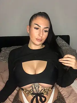 Snapshot of Mia-Bremer chatting on 12-20-25, 12:40 Mia-Bremer online show from 12-20-25, 12:40