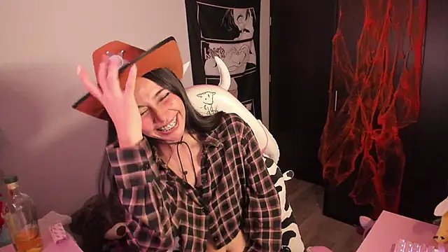 Snapshot of amber_yull chatting on 10-31-25, 01:28 amber yull online show from 10-31-25, 01:28