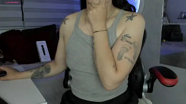 natasha logan  online show from 04-06-26, 03:37