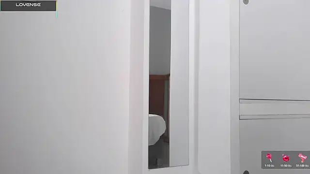 mini kunis online show from 12-18-25, 07:42