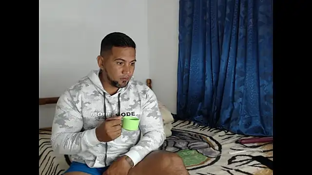 Snapshot of lover_1994 chatting on 01-31-25, 11:35 lover 1994 online show from 01-31-25, 11:35