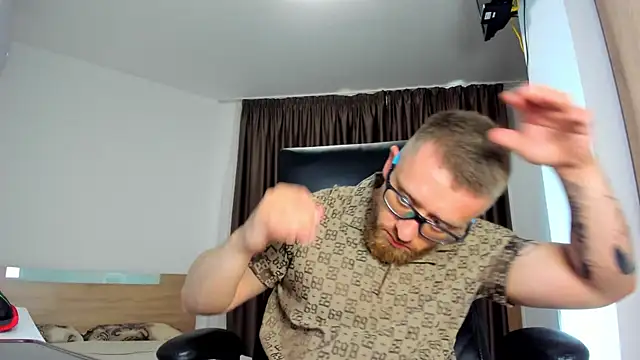 Snapshot of Findom_guy chatting on 06-19-26, 04:22 Findom guy online show from 06-19-26, 04:22