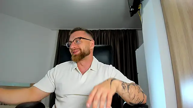 Snapshot of Findom_guy chatting on 06-20-26, 05:27 Findom guy online show from 06-20-26, 05:27