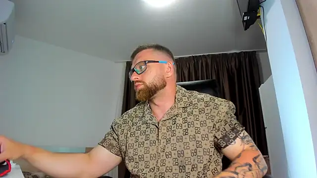 Snapshot of Findom_guy chatting on 06-22-26, 05:21 Findom guy online show from 06-22-26, 05:21