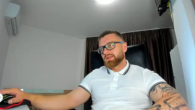 Snapshot of Findom_guy chatting on 06-24-26, 05:23 Findom guy online show from 06-24-26, 05:23