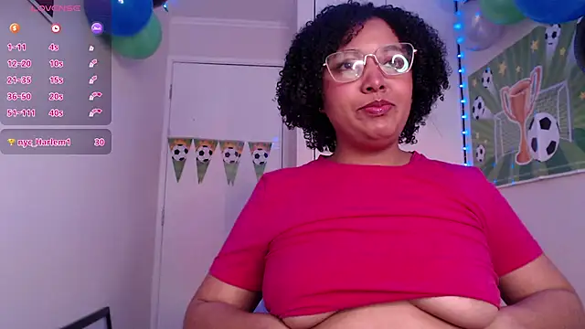 Snapshot of michell_bling1 chatting on 07-06-26, 12:35 michell bling1 online show from 07-06-26, 12:35