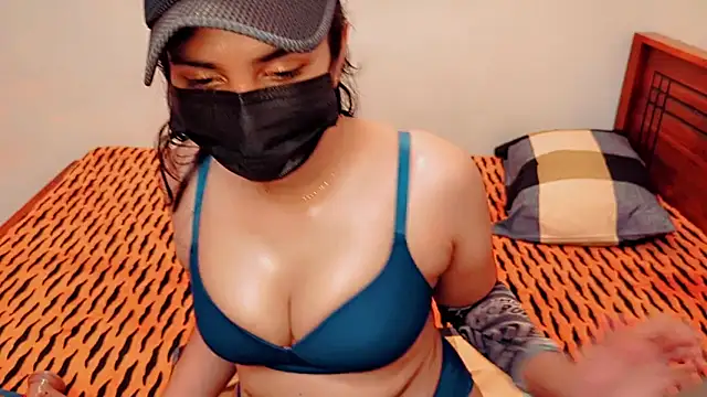 Snapshot of Kiara-Tanvi chatting on 02-23-25, 08:33 Kiara-Tanvi online show from 02-23-25, 08:33