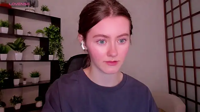 Snapshot of KateCuddle chatting on 12-19-25, 02:29 KateCuddle online show from 12-19-25, 02:29