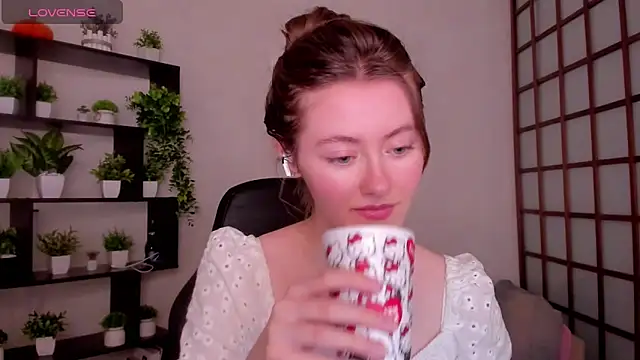 Snapshot of KateCuddle chatting on 02-18-26, 02:51 KateCuddle online show from 02-18-26, 02:51