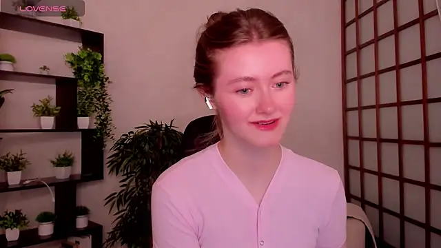 Snapshot of KateCuddle chatting on 06-15-26, 02:47 KateCuddle online show from 06-15-26, 02:47