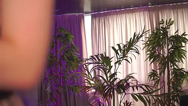 HotSkinnyX online show from 11-09-25, 09:40