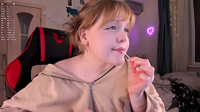 Snapshot of LisaLaas chatting on 12-13-24, 04:49 LisaLaas online show from 12-13-24, 04:49