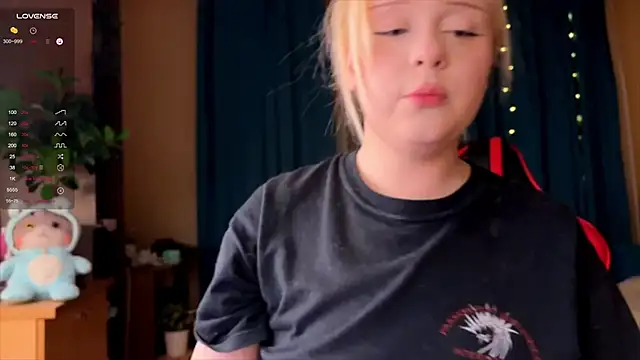 Snapshot of LisaLaas chatting on 10-03-25, 07:00 LisaLaas online show from 10-03-25, 07:00