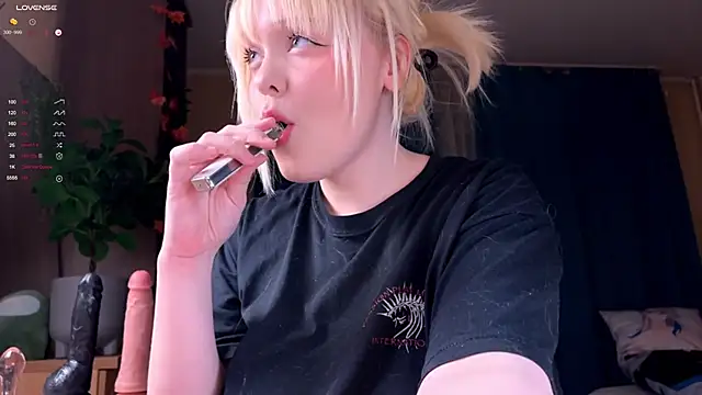 Snapshot of LisaLaas chatting on 12-13-25, 10:04 LisaLaas online show from 12-13-25, 10:04