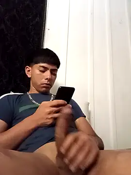 Snapshot of SEBASTHIAN chatting on 12-21-25, 05:03 SEBASTHIAN online show from 12-21-25, 05:03