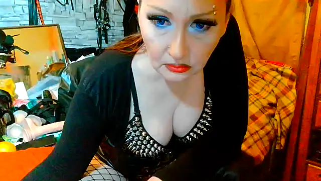 Snapshot of dominatrixredsonyja chatting on 05-15-26, 09:00 dominatrixredsonyja online show from 05-15-26, 09:00
