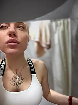 Snapshot of pinkstar_ chatting on 10-31-25, 04:46 pinkstar online show from 10-31-25, 04:46