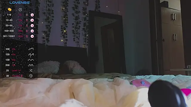 Snapshot of Juliette_Sunshine chatting on 03-21-25, 08:40 Juliette Sunshine online show from 03-21-25, 08:40