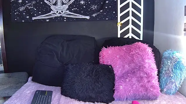 Snapshot of EvangelineCors chatting on 03-15-25, 06:10 EvangelineCors online show from 03-15-25, 06:10