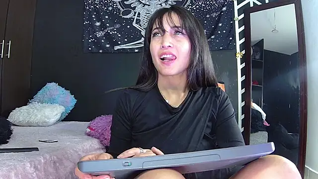 Snapshot of EvangelineCors chatting on 09-12-25, 06:19 EvangelineCors online show from 09-12-25, 06:19