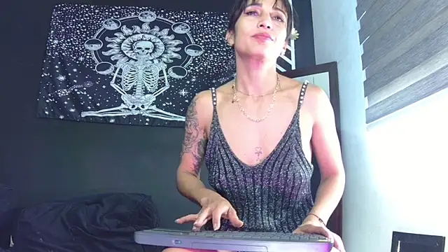 Snapshot of EvangelineCors chatting on 12-14-25, 06:34 EvangelineCors online show from 12-14-25, 06:34