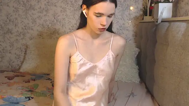 Snapshot of Nicole-Petite chatting on 12-15-24, 04:40 Nicole-Petite online show from 12-15-24, 04:40